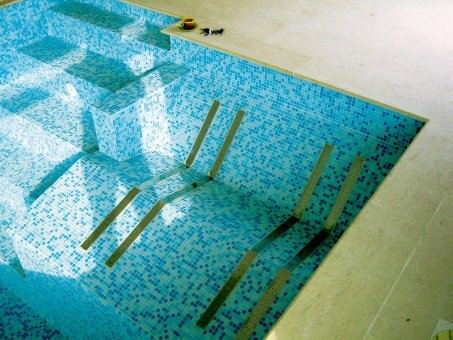 Гидромассажный лежак для бетонного бассейна